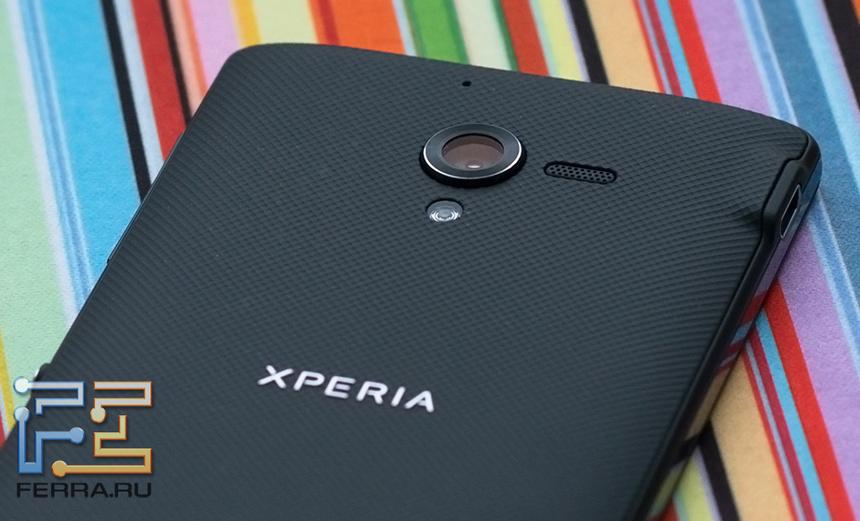 Объектив встроенной камеры и голосовой динамик на задней панели корпуса Sony Xperia ZL