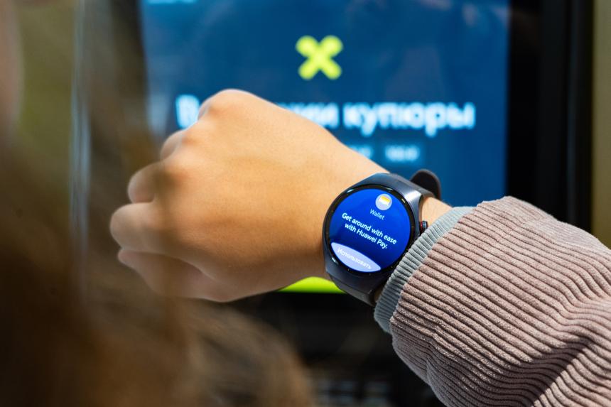 HUAWEI WATCH 5: самый яркий (для летних дней) экран и точнейший мониторинг здоровья с функцией X-TAP